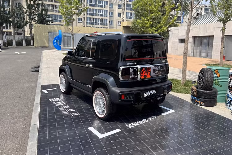 Có vẻ như hãng xe đang chuẩn bị tung ra hàng nóng xe điện Wuling Hongguang Mini EV tại Việt Nam sợ rằng, khách hàng Trung Quốc muốn 1 chiếc xe cá tính hơn Baojun Yep, vì thế, họ tung ra sẵn 3 gói độ cho các "thượng đế" tham khảo cũng như khẳng định, Baojun Yep dù là xe tiêu chuẩn hay độ cũng có chất riêng của mình, rất dễ phối đồ chơi.