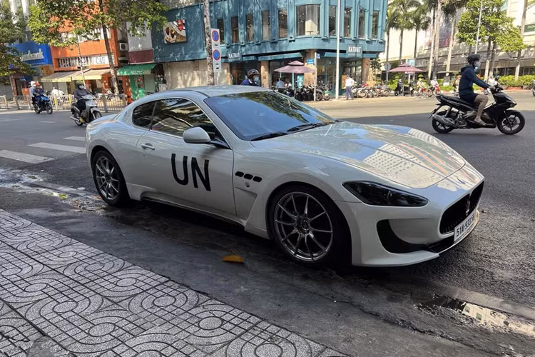 Mới đây, một trong số ít chủ sở hữu xe Maserati GranTurismo tại nước ta đã mang siêu phẩm này xuống phố, nhờ vậy mà giới mê xe trong nước có cơ hội được ngắm “thần biển” “bằng xương bằng thịt”. Theo đó, ông Đặng Lê Nguyên Vũ cầm lái Maserati GranTurismo tới thăm showroom của một người chuyên mua/bán siêu xe, xe sang cho mình.