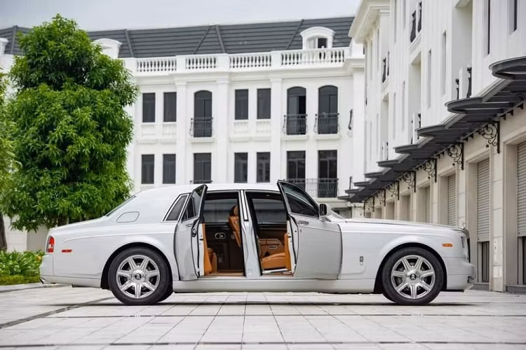 Ở hai bên sườn, xe được trang trí bằng đường coachline kẻ thủ công với logo “thiếu phụ bay” Spirit of Ecstasy đặc biệt dành riêng cho phiên bản này. Vì được phát triển dựa trên Rolls-Royce Phantom VII Series I nên xe vẫn được trang bị hệ thống đèn chiếu sáng Halogen cùng bi-xenon thay vì đèn LED như Series II về sau này.