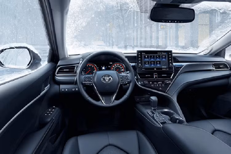 Sẽ không bất ngờ nếu Toyota Camry 2024 được trang bị hệ thống an toàn chủ động Toyota Safety Sense thế hệ tiếp theo, bao gồm những tính năng như phát hiện người đi bộ, hỗ trợ giữ làn đường, kiểm soát hành trình thích ứng, chuyển làn đường tự động, bám làn đường và đèn pha/đèn cốt thích ứng.