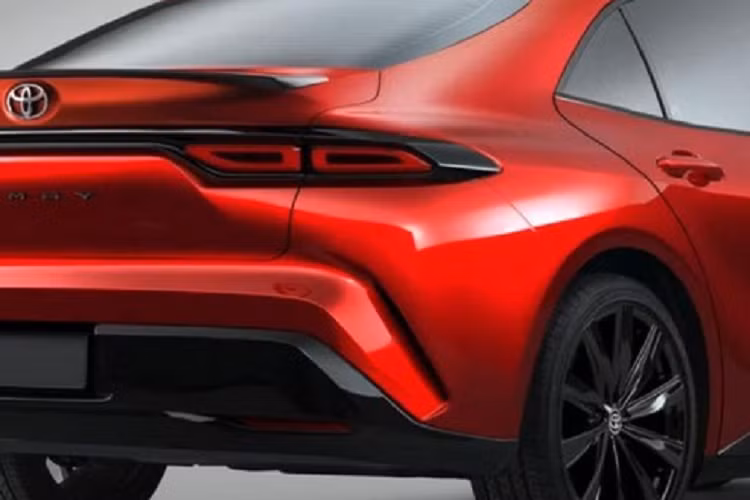 Đằng sau, Toyota Camry 2024 trong tưởng tượng của Theophilus Chin được trang bị cụm đèn hậu theo phong cách giống Toyota GR Supra và Mercedes-Benz GLB. Cụm đèn hậu được bao quanh bằng viền màu đen bóng trong khi tem chữ nổi "Camry" nằm bên dưới. Thêm vào đó là cánh gió nhỏ màu đen, tích hợp vào nắp cốp và 2 khe gió trên cản sau.