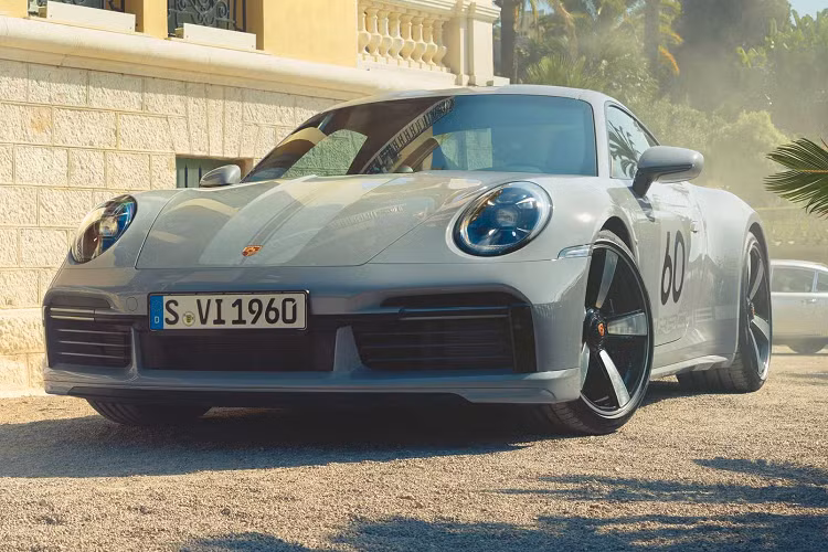 Porsche 911 Sport Classic 2023 được sản xuất dựa trên chiếc Porsche 911 Turbo S 992 nhưng chỉ được sản xuất giới hạn 1.250 chiếc trên toàn cầu, xe có nhiều điểm khác biệt như màu xám Sport Grey Metallic cùng 2 đường sọc kép màu trắng kéo dài từ nắp capô, lên trần và vòng ra đuôi xe