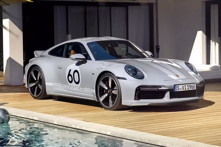 Vào năm ngoái, hãng xe thể thao đến từ Đức Porsche đã cho ra mắt 911 Sport Classic 2023, 1 phiên bản xe giới hạn với việc sản xuất tổng cộng chỉ có 1.250 chiếc trên toàn cầu. Đáng quan tâm, đã có ít nhất 2 khách hàng Việt đặt mua xe Porsche 911 Sport Classic 2023 mới.