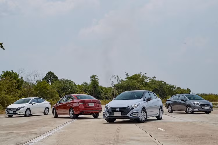 Ở phiên bản nâng cấp giữa dòng đời, Nissan Almera 2023 sở hữu thiết kế khá giống Nissan Versa 2023 đang bán ở thị trường Mỹ. Với ngoại hình mới, Nissan Almera 2023 trông hiện đại và bắt mắt hơn phiên bản cũ.