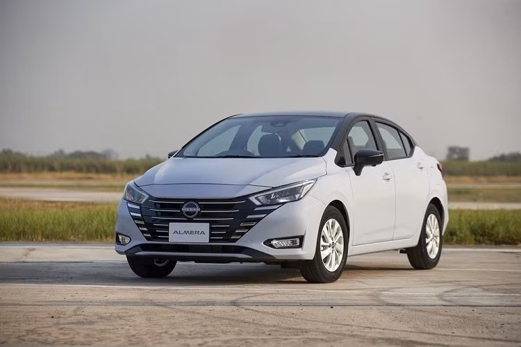 Đáng tiếc là khu vực bên sườn và phía sau của Nissan Almera 2023 không có gì mới. Ở bản E tiêu chuẩn, xe dùng đèn pha Halogen, vành thép 15 inch với ốp mâm màu bạc và gương chiếu hậu chỉnh điện. 