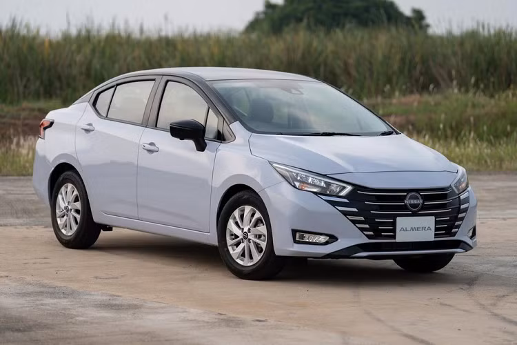 Tiếp tục được áp dụng ngôn ngữ thiết kế V-Motion, Nissan Almera 2023 sở hữu đầu xe mới, xe có thêm lưới tản nhiệt không viền, đi kèm những nan mạ crôm nằm ngang, vây quanh logo thiết kế dạng 2D mới của hãng Nissan. Khu vực xung quanh lưới tản nhiệt cũng có thêm những nẹp mạ crôm nằm ngang để trang trí khiến phần đầu xe như rộng và bề thế hơn. 