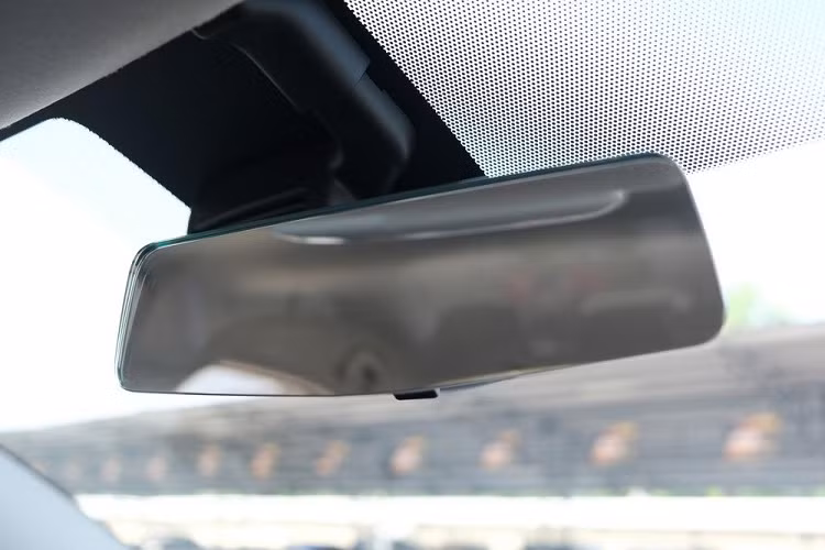 Trang bị nội thất còn lại của Nissan Almera 2023 không có gì thay đổi. Ở bản tiêu chuẩn, xe sẽ được trang bị ghế bọc nỉ, vô lăng D-cut thể thao chỉnh 4 hướng, bảng đồng hồ analog với màn hình đa thông tin, cửa sổ chỉnh điện, cửa sổ lên/xuống một chạm chống kẹt ở ghế lái, điều hòa thông thường, 2 cổng sạc 12V, phanh tay chỉnh cơ và hệ thống âm thanh 4 loa. 