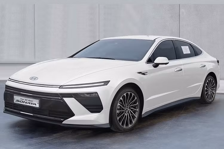 Cách đây vài ngày, hãng Hyundai đã tung ra những hình ảnh chính thức đầu tiên của Sonata phiên bản nâng cấp giữa vòng đời (facelift). Chẳng bao lâu sau đó, mẫu sedan cỡ D này đã bị bắt gặp trên đường phố và trong hầm để xe tại Hàn Quốc. Nhờ đó, chúng ta có thể ngắm hình ảnh "bằng xương, bằng thịt" của Hyundai Sonata 2024 mới.