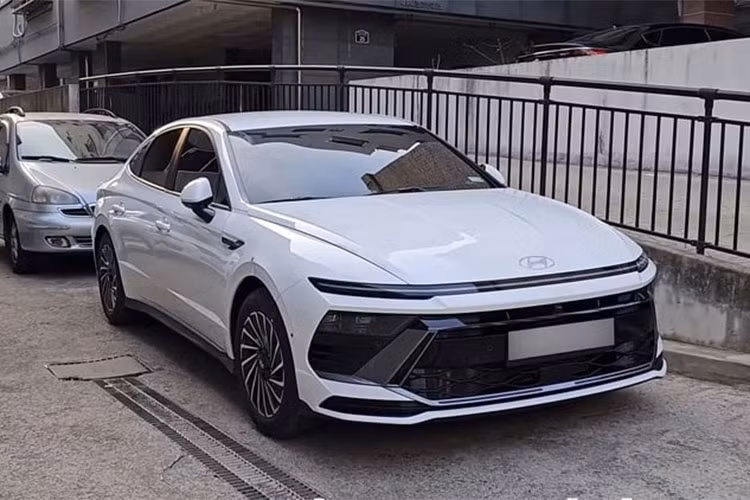Đặc biệt, Sonata 2024 còn lần đầu tiên được trang bị hệ dẫn động 4 bánh toàn thời gian AWD. Dự kiến, giá xe Hyundai Sonata 2024 mới sẽ chính công bố trong ngày ra mắt tại Hàn Quốc ở triển lãm Ô tô Seoul 2023, khai mạc vào ngày 30/3 tới đây.