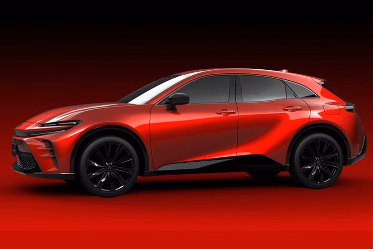 Nằm giữa 2 đèn pha của Toyota Crown Sport cũng là khe gió nhỏ, tương tự Ferrari Purosangue. Trong khi đó, các khu vực còn lại trên đầu xe lại thể hiện rõ sự khác biệt với siêu xe nước Ý. Chiếc SUV thể thao này được trang bị hốc gió trung tâm cỡ lớn với lưới hình mắt cáo và 2 khe gió giả hình tam giác nằm dọc.