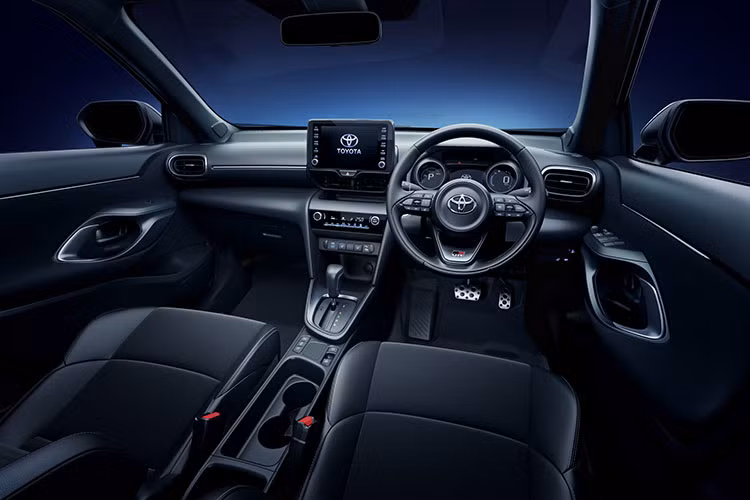 Trong khi đó, nội thất của Toyota Yaris Cross 2024 mới có một số khác biệt ở hai phiên bản. Bản tiêu chuẩn chỉ được trang bị vô lăng bọc Urethane, cần số bọc PVC và ghế bọc nỉ. Chỉ bản cao cấp mới có vô lăng, cần số và ghế bọc da.