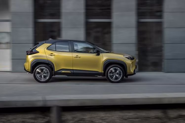 Nhiều khả năng, thiết kế của Yaris Cross 2024 sẽ chịu ảnh hưởng từ “người anh em” Toyota Vios thế hệ mới đang bán tại Thái Lan, Indonesia và Lào. Xe sẽ được nâng gầm cao và mang dáng dấp thể thao, khỏe khoắn hơn.
