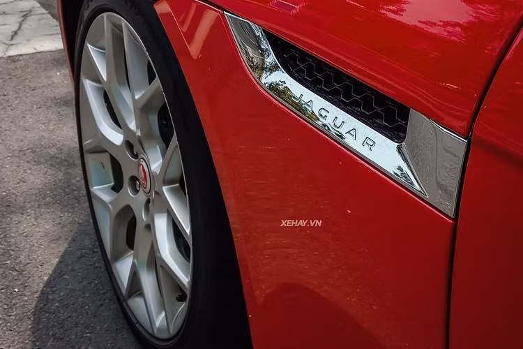 Ở phía sau, Jaguar F-Type S cũng nổi bật không kém khi đi kèm với cụm đèn hậu LED vuốt ngang kéo dài đặc trưng, đi cùng với đó là cặp ống xả thể thao giúp nhận diện phiên bản động cơ V6. Một cánh gió ẩn được đặt trên nắp khoang hành lý có thể tuỳ ý đóng/mở thông qua một nút bấm bên trong khoang lái.