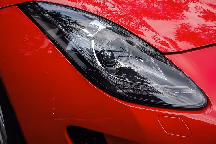 Chiếc Jaguar F-Type S trong bài được trang bị bộ mâm đa chấu kép màu xám kích thước 19 inch, đi kèm với phanh gốm hiệu suất cao có đường kính 380 mm ở phía trước và 325 mm phía sau.