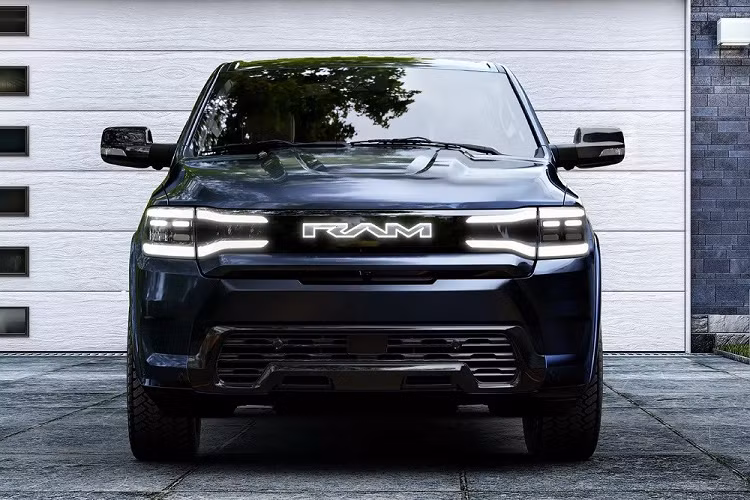 Ngoài ra, dải đèn LED định vị ban ngày này còn kéo dài vào bên trong, đến gần logo phát sáng của thương hiệu Ram. Là ô tô điện nên Ram 1500 REV 2024 không có lưới tản nhiệt. Trong khi đó, trên cản trước xuất hiện hốc gió trung tâm lớn hơn phiên bản máy xăng.