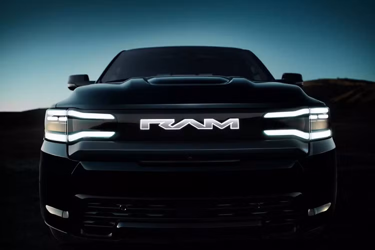 So với phiên bản dùng động cơ đốt trong, mẫu xe bán tải Ram 1500 REV 2024 có những chi tiết thiết kế riêng như đèn pha LED, bao quanh bằng dải đèn LED định vị ban ngày nằm song song với nhau.