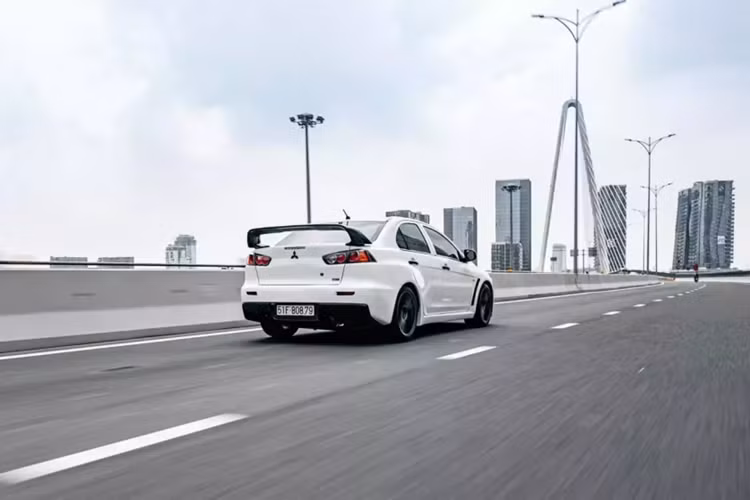 Về chiếc xe Mitsubishi Lancer Evolution, mẫu xe này là phiên bản thuộc thế hệ thứ X, bắt đầu sản xuất từ năm 2005. Mặc dù chỉ sử dụng động cơ 2.0 lít nhưng Evo nguyên bản có công suất từ 276 đến 440 mã lực, còn xe của Cường Đô la được tiết lộ độ công suất đến 900 mã lực.
