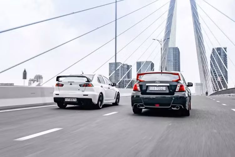 Đây cũng là lần hiếm hoi mà 2 chiếc xe Mitsubishi Lancer Evolution độ công suất 900 mã lực và Subaru WRX STI độ 700 mã lực di chuyển cùng nhau, 1 số thông tin ban đầu cho biết, cặp đôi xe JDM độ khủng này thuộc sở hữu của tay chơi siêu xe Cường Đô la, như vậy, đây có thể xem là 1 bất ngờ lớn.
