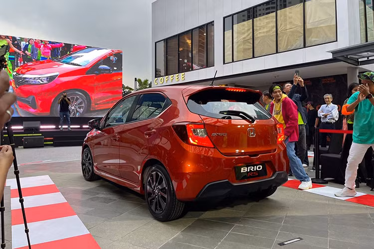 Sau khi hai đối thủ Toyota Agya và Daihatsu Ayla bước sang thế hệ mới, Honda Brio cũng nhanh chóng được nâng cấp. Phiên bản nâng cấp giữa vòng đời của mẫu xe hạng A này đã chính thức ra mắt thị trường Indonesia vào hôm qua, ngày 5/5/2023.