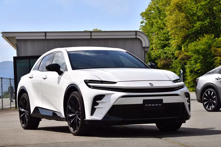 Trong sự kiện lái thử diễn ra vào cuối tháng 4/2023, hãng đã mang những chiếc xe SUV Toyota Crown Sport với màu sắc khác nhau đến, bao gồm đỏ, trắng và đen nhám. Dù ở màu sơn nào, mẫu xe Nhật Bản này cũng thu hút sự chú ý nhờ thiết kế ngoại thất ấn tượng.