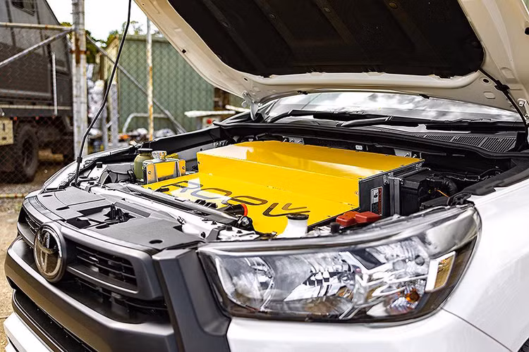 Thông số kỹ thuật của xe cắm trại chạy điện Toyota Hilux vẫn chưa được Redsands công bố. Trong khi, Roev hiện đang cung cấp hai tuỳ chọn gói điện hóa cho Hilux và Ranger là: pin 64 kWh cung cấp phạm vi hoạt động 240 km.