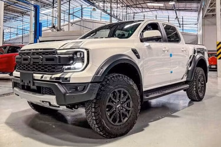 Chưa hết, Ranger Raptor thế hệ mới còn được trang bị hệ thống kiểm soát hành trình trên đường địa hình (Trail Control), hoạt động tương tự như hệ thống ga tự động nhưng dành cho di chuyển off-road. Người lái chỉ cần cài đặt một tốc độ (dưới 32km/h), và xe sẽ chủ động tăng tốc hoặc phanh trong khi người lái tập trung đánh lái để vượt qua các địa hình khó.