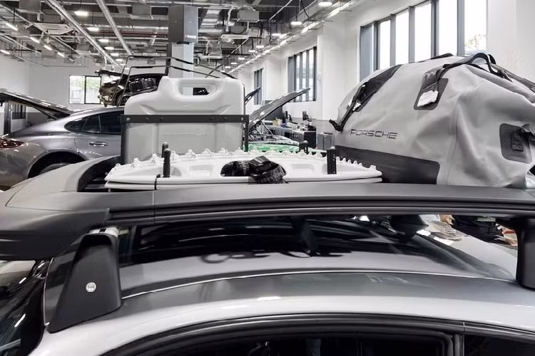 Đầu tiên là ngoại thất chiếc xe thể thao Porsche 911 Dakar 2023 này mang màu xám, đi cùng với đó là vô số chi tiết ở ngoại thất được sơn đen nhám và đen bóng, còn có cả carbon. Chiếc xe trong ảnh còn được trang bị luôn bộ baga mui, tích hợp thêm đèn LED chiếu sáng ban ngày, cùng với vài dụng cụ, giúp chủ xe có thể yên tâm đi cắm trại cuối tuần.