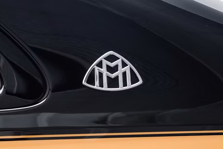 Tương tự ngoại thất, nội thất của Mercedes-Maybach S680 Virgil Abloh 2023 cũng được áp dụng 2 màu đen và nâu vàng. Phần lớn các khu vực nội thất đều được bọc da Nappa màu nâu vàng như mặt táp-lô, tapi cửa, vô lăng, ghế và cụm điều khiển trung tâm.