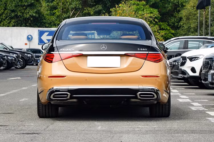 Trong khi đó, trên lưng ghế trước là 2 màn hình giải trí dành cho hành khách phía sau. "Trái tim" của Mercedes-Maybach S680 Virgil Abloh vẫn là động cơ xăng V12, tăng áp kép, dung tích 6.0L như bản thường.