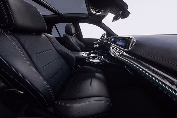 Các ốp trang trí trên xe màu đen bóng MANUFAKTUR Piano Black Flowing Lines. Bên cạnh đó, xe cũng được bổ sung 2 tùy chọn màu nội thất mới, bao gồm be Catalana phối đen và nâu Bahia Brown phối đen.