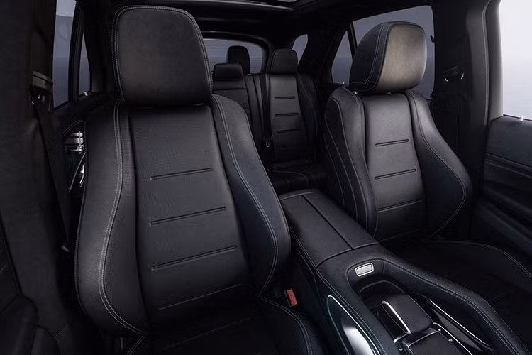 Hãng xe Đức cũng bổ sung cho mẫu xe SUV Mercedes-Benz GLE 2024 hạng sang gói Off-Road Engineering Package mới, bao gồm tấm bảo vệ gầm và khoảng sáng gầm cao hơn 30 mm.