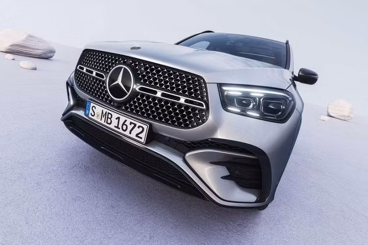Đối với dòng hiệu suất cao AMG, GLE 53 2024 trang bị động cơ 3.0L i6 tăng áp kép sản sinh công suất 429 mã lực và mô-men xoắn 521 Nm. Trong khi đó, phiên bản GLE 63 S sử dụng động cơ 4.0L V8 tăng áp kép có công suất lên đến 603 mã lực và mô-men xoắn 850 Nm. Mức giá xe Mercedes-Benz GLE-Class 2024 chưa công bố, xe sẽ có mặt tại các đại lý từ cuối năm nay.
