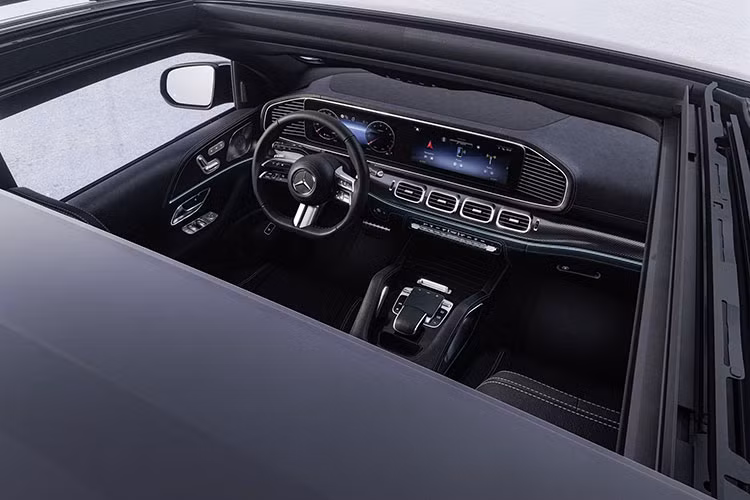 Ở phía khoang nội thất, hệ thống thông tin giải trí MBUX của Mercedes-Benz GLE 2024 được bổ sung nhiều tính năng mới. Một số chi tiết áp dụng trên GLE 2024 được lấy cảm hứng từ Maybach GLS và Maybach S-Class như nút cảm ứng tích hợp trên vô lăng, viền cửa gió điều hòa mạ crôm...