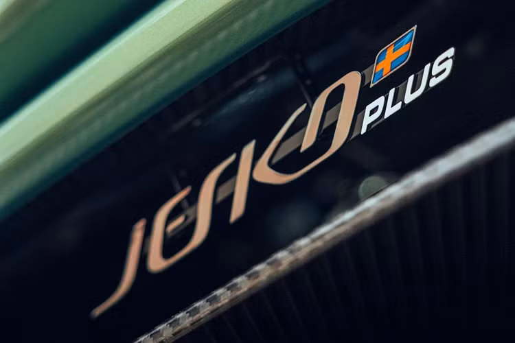 Biến thể Koenigsegg Jesko Plus lần này nổi trội hơn cả Attack và Absolut ở khá nhiều điểm. Đầu tiên, ngoại thất xe ngoài cánh gió khổ lớn giúp tăng độ linh hoạt giống Jesko Attack còn có logo “Plus”.