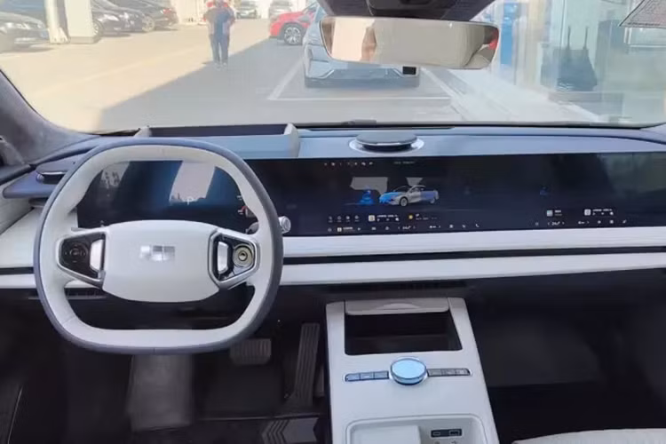 Nhìn từ bên hông, dáng xe Geely Galaxy E8 gần giống một chiếc coupe, với đường mui rất mượt mà. Đồng thời, nhờ thân xe được sắp xếp hợp lý, lưới tản nhiệt hút gió chủ động AGS bên ngoài, bánh xe khí động học đóng kín cản gió thấp và 25 thiết kế cản gió thấp khác trên toàn bộ xe nên hệ số cản gió của Geely Galaxy E8 chỉ là 0,199Cd .