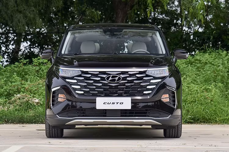 Tại thị trường Trung Quốc, giá xe Hyundai Custo 2024 dao động từ 175.800 - 218.800 Nhân dân tệ (khoảng 579 - 721 triệu đồng). Khi bán ở Việt Nam, với mức dự đoán dưới 1 tỷ đồng. Sự xuất hiện của Custo sẽ hoàn thiện danh mục sản phẩm của thương hiệu Hyundai ở thị trường Việt.
