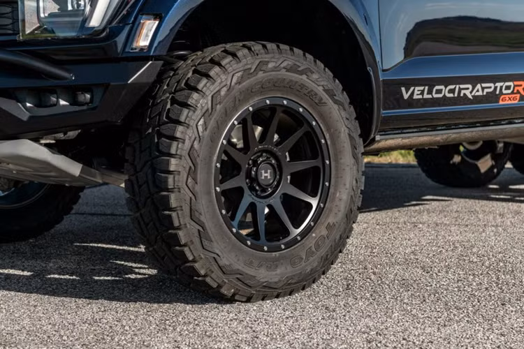 Hennessey không can thiệp hệ thống động cơ, giữ nguyên sức mạnh như F-150 Raptor R, mặc dù đến 6 bánh xe. VelociRaptoR 6×6 trang bị động cơ V8 tăng áp dung tích 5,2L – tương tự với Mustang Shelby GT500, sản sinh công suất 700 mã lực và mô-men xoắn 868 Nm.
