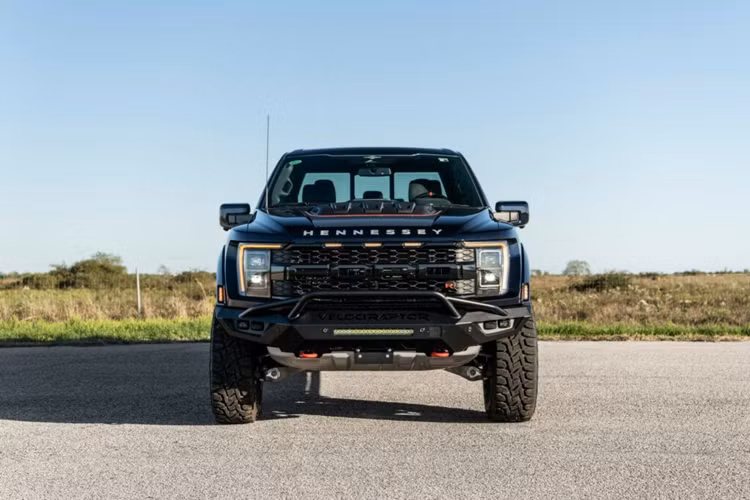 Hãng độ chưa công bố thông số hiệu suất cho VelociRaptoR 6×6 nhưng lưu ý rằng, chiếc xe này nặng khoảng 6.500 lbs (2.948 kg), vì vậy sẽ khó có thể tăng tốc nhanh và mạnh như F-150 Raptor R bản bốn bánh.