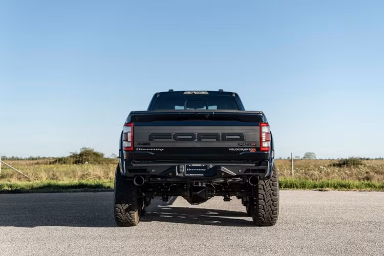John Hennessey đã nói về chiếc bán tải cực đoan này: “F-150 Raptor R có đủ sức mạnh ngay từ khi xuất xưởng, nhưng bản nâng cấp 6X6 của chúng tôi đã cải thiện đáng kể hơn”.