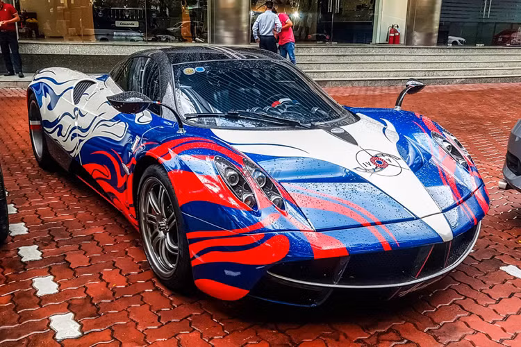 Như vậy, sau Zonda với cửa ngang truyền thống, đến Huayra với sự phá cách kiểu cánh chim và nội thất đẳng cấp, đến nay, Pagani trình làng siêu xe mới tinh thứ 3 của mình với tên gọi Utopia mang thiết kế "tân cổ giao duyên" cùng với kiểu cửa mới, lần đầu áp dụng cho dòng xe Pagani là cánh bướm.