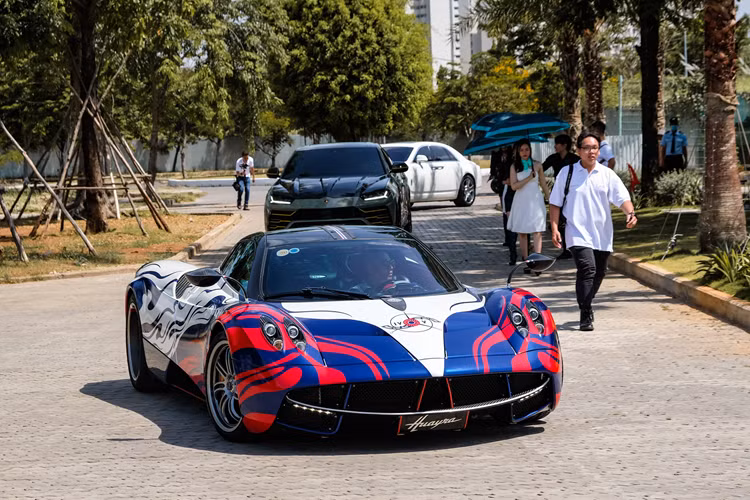 Rõ ràng có thể thấy, ưu ái dành cho chủ nhân của siêu phẩm Pagani Huayra độc nhất tại Việt Nam là không hề nhỏ, hiện Minh Nhựa đi xem mắt Pagani Utopia ở Hồng Kông hay không hiện chưa rõ, nhưng đây có lẽ là lần đầu, Minh "Nhựa" được trải nghiệm phong cách mời xem ra mắt xe đẳng cấp như hãng xe Pagani.