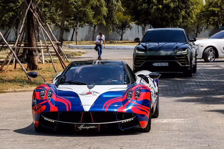 Hãng siêu xe Ý chỉ sản xuất giới hạn 99 chiếc xe Pagani Utopia và toàn bộ đã tìm thấy chủ nhân ngay từ khi còn trên bản vẽ. Giá bán mỗi chiếc từ 2,5 triệu đô la, đắt hơn phiên bản trước đến 1,2 triệu đô la. Utopia được hãng Pagani nhấn mạnh 3 tiêu chí sự đơn giản, nhẹ nhàng và niềm vui khi lái xe.
