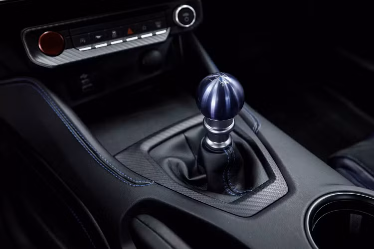 Trong khi đó, đồ họa sọc sơn cao cấp được vẽ tay với quy trình chuyên dụng, lấy cảm hứng từ hiệu ứng luồng không khí lướt trên thân Mustang Dark Horse và mang màu đen bóng từ trung tâm của lưới tản nhiệt qua nóc và cánh gió sau.