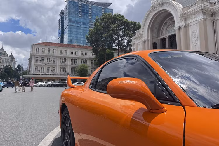 Theo đó, Mazda RX-7 FD sử dụng động cơ tăng áp kép 13B-REW, dung tích 1.3L, sản sinh công suất 236 mã lực đối với phiên bản dành cho châu Âu. Con số này còn cao hơn nữa đối với model nội địa.
