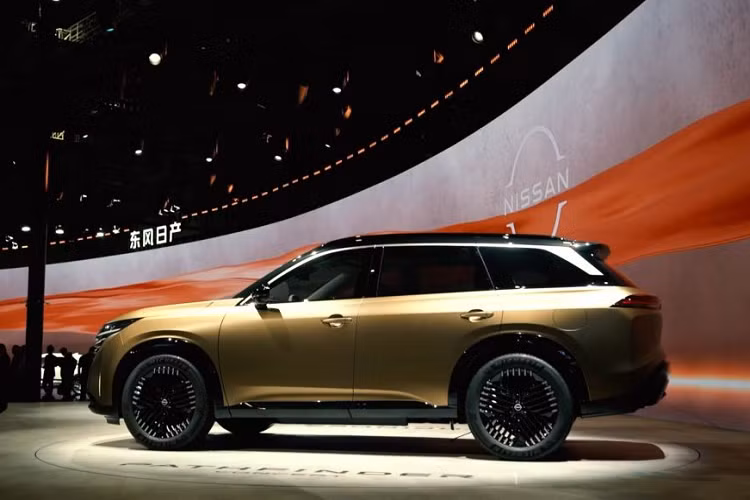 Theo các chuyên gia, ngoại thất chiếc xe SUV cỡ lớn Nissan Pathfinder 2023 tại Triển lãm Ô tô Thượng Hải lần này đã được hãng xe Nhật Bản thiết kế lại để phù hợp hơn với thị hiếu của người dùng Trung Quốc.