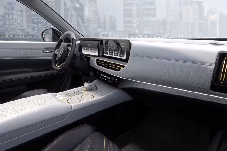 Mẫu concept này có thiết kế đuôi xe và đèn hậu tạo cảm giác rất hiện đại. Ngoài ra còn có cánh gió mới đặt trên nóc xe, cần gạt nước phía sau đã bị loại bỏ. Điều đặc biệt gây ấn tượng ở ngoại thất là mâm xe được thiết kế hình “bông hoa” theo cách vô cùng “cầu kỳ” nhưng lại rất hiện đại và tinh tế.