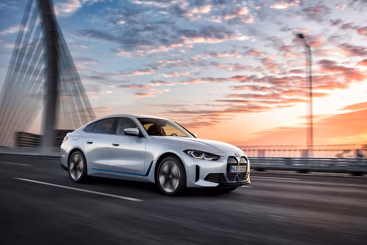  BMW i4 BMW i4 2023 về Việt Nam được đồn đoán là phiên bản eDrive40 sử dụng 1 mô-tơ điện gắn ở cầu sau có công suất 335 mã lực và mô-men xoắn 430 Nm. Pin Lithium-ion dung lượng 80 kWh cung cấp tầm vận hành tối đa 455 - 484 km mỗi lần sạc. Xe có khả năng tăng tốc 0 - 100 km/h trong 5,7 giây, tốc độ tối đa 190 km/h.