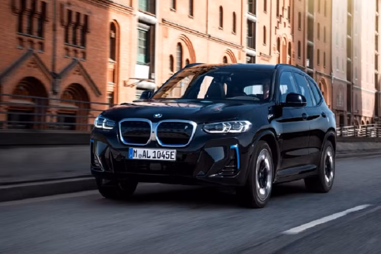  BMW iX3 BMW iX3 2023 chạy điện được ra mắt vào năm 2022 tại thị trường quốc tế, xe được định vị nằm trong phân khúc SUV hạng sang, chung mâm với Audi e-tron và Mercedes-Benz EQC. BMW iX3 sở hữu kích thước dài x rộng x cao lần lượt 4.734 x 1.891 x 1.688 mm, chiều dài cơ sở 2.864 mm cùng khoảng sáng gầm 179 mm. 