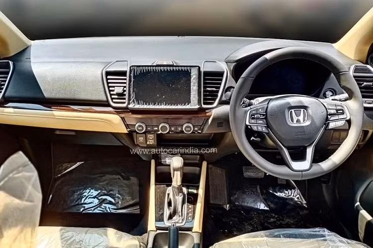 Ở khu vực phía sau xe, Honda City 2023 được bổ sung tạo hình mới bên trong cụm đèn hậu. Cản sau của xe cũng được thay đổi với bộ khuếch tán gió mới bên dưới. Đèn phản quang nằm dọc ở hai góc cản sau đã bị loại bỏ. Thay vào đó là đèn phản quang nằm ngang, tích hợp gọn gàng ở hai bên bộ khuếch tán gió.