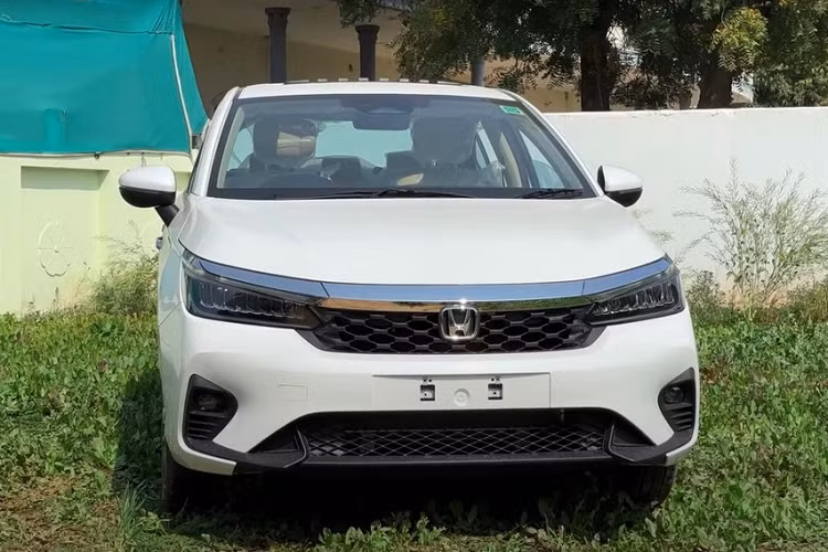 Trong khi đó, Honda City e:HEV 2023 lại chia thành 5 phiên bản. Riêng V là phiên bản mới, được định vị thấp hơn bản ZX cao cấp nhất. Theo kế hoạch, Honda City 2023 sẽ chính thức trình làng tại thị trường Ấn Độ vào ngày 2/3 tới đây. Hiện giá xe Honda City 2023 vẫn chưa được hé lộ.